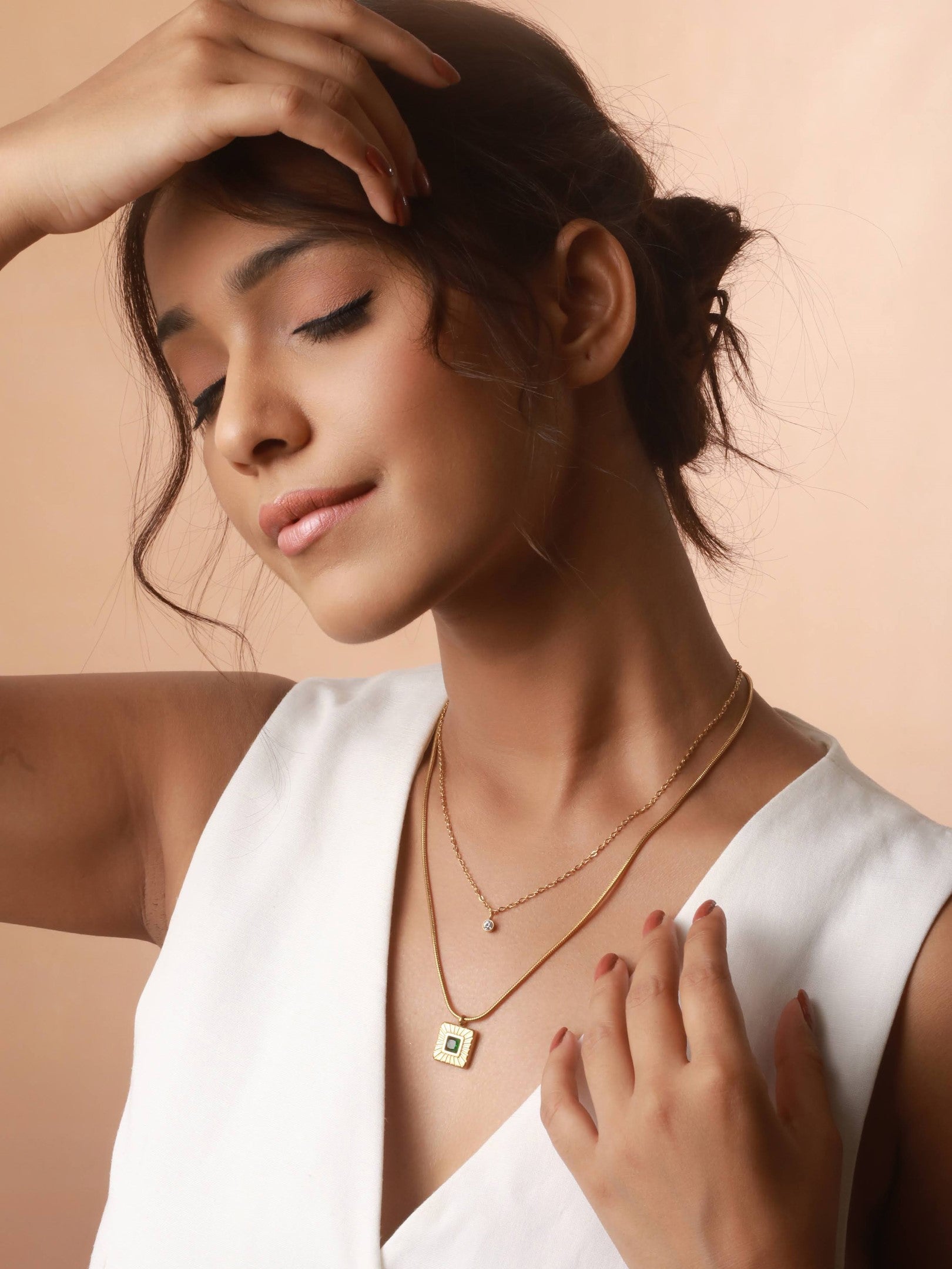 The model highlights the charm of Zelci’s Emerald Radiance Necklace