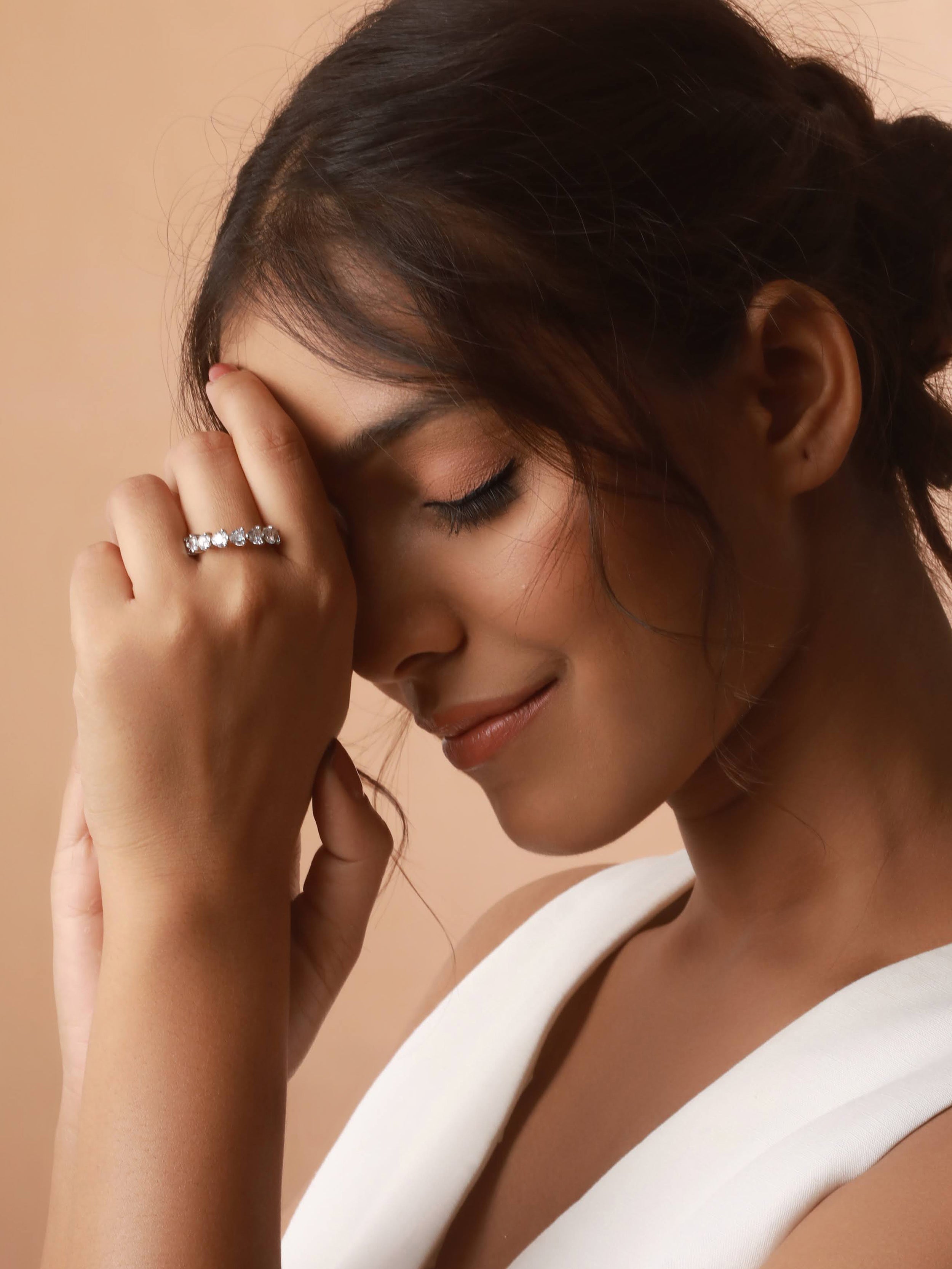 The model elegantly displays the Eternal Shine Ring Duo from Zelci