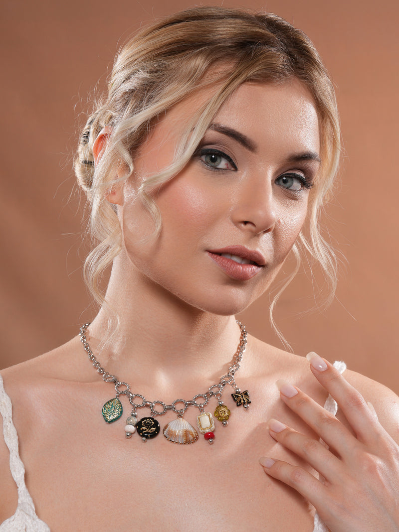 Zelci’s Marina Charm Chain adds a touch of sophistication to the model’s look