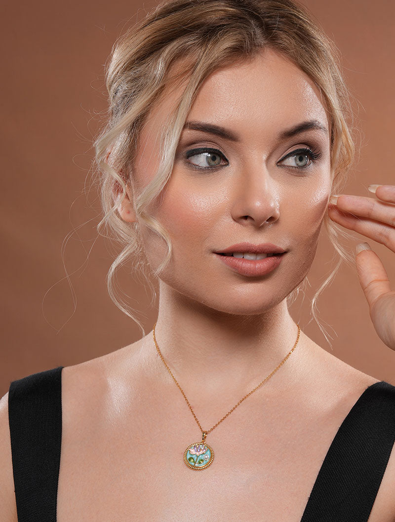 Zelci’s  Cameo Pendant sparkles on the model, capturing all the attention