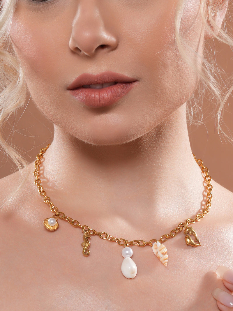 Zelci’s Seabreeze Charm Chain on the model's neck has been highlighted